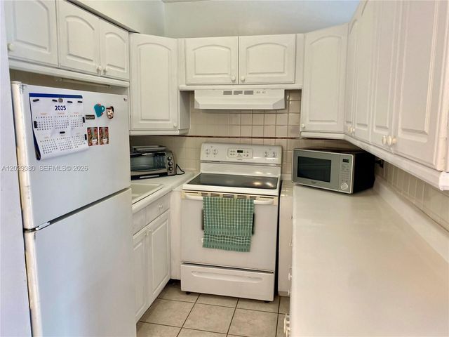 820 SW 11th Avenue 15B, Hallandale Beach, FL 33009