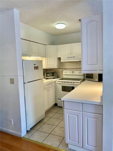 820 SW 11th Avenue 15B, Hallandale Beach, FL 33009