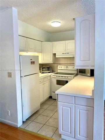 820 SW 11th Avenue 15B, Hallandale Beach, FL 33009