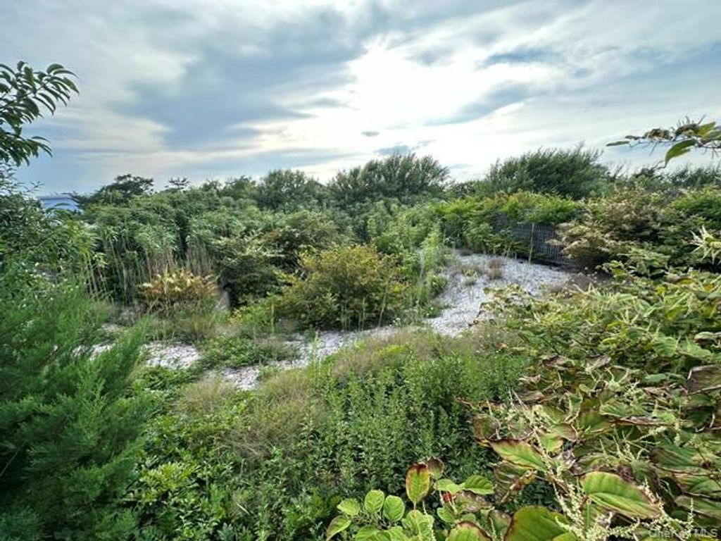 185 Holly Walk, Cherry Grove, NY 11782 — photo 4