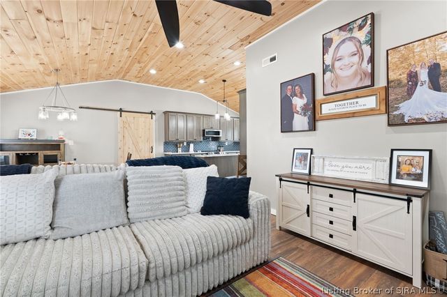 102 Melanie Lane, Charlestown, IN 47111