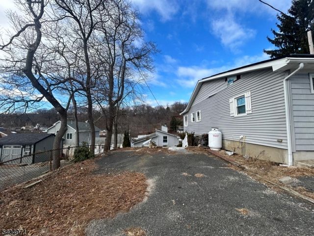38 W River Styx Rd, Hopatcong Boro, NJ 07843