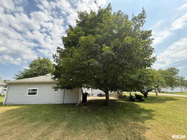 390 S JEFFERSON Street, Roseville, IL 61473