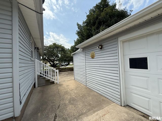 390 S JEFFERSON Street, Roseville, IL 61473