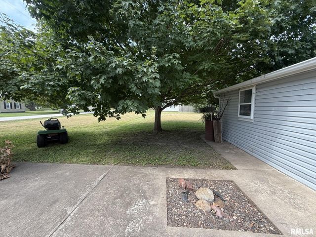 390 S JEFFERSON Street, Roseville, IL 61473