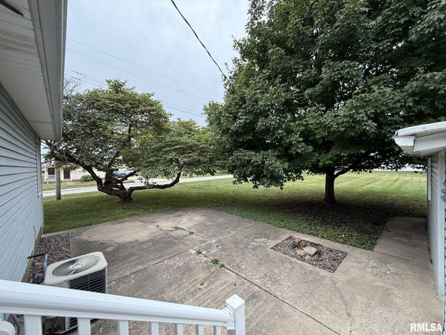 390 S JEFFERSON Street, Roseville, IL 61473