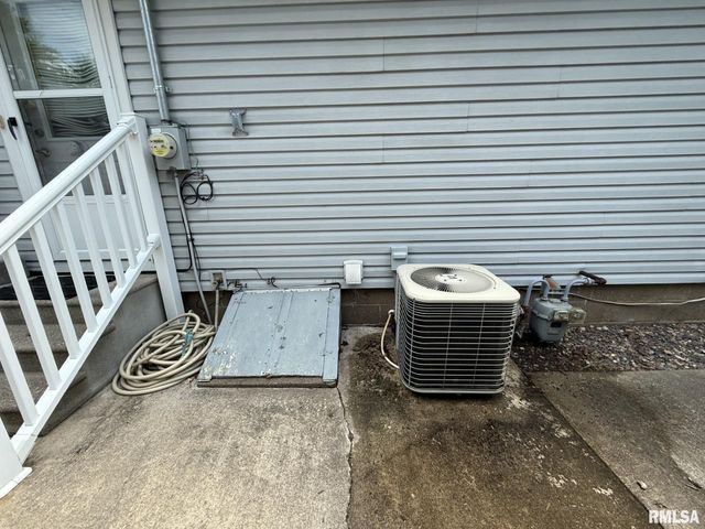 390 S JEFFERSON Street, Roseville, IL 61473