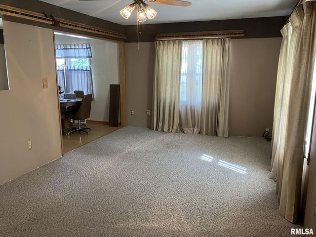 390 S JEFFERSON Street, Roseville, IL 61473