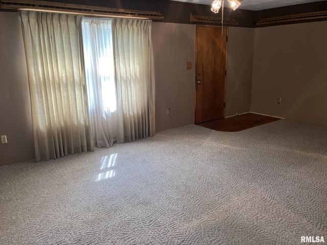 390 S JEFFERSON Street, Roseville, IL 61473