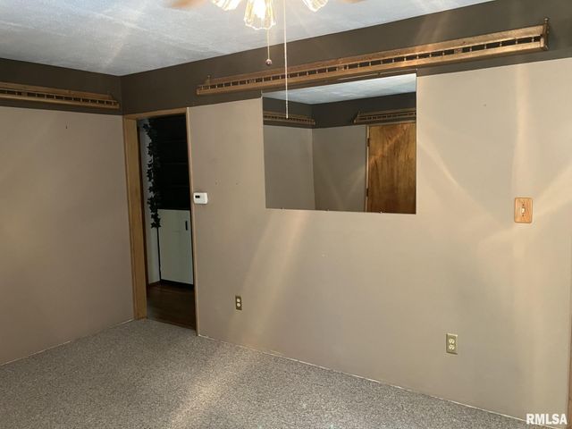 390 S JEFFERSON Street, Roseville, IL 61473