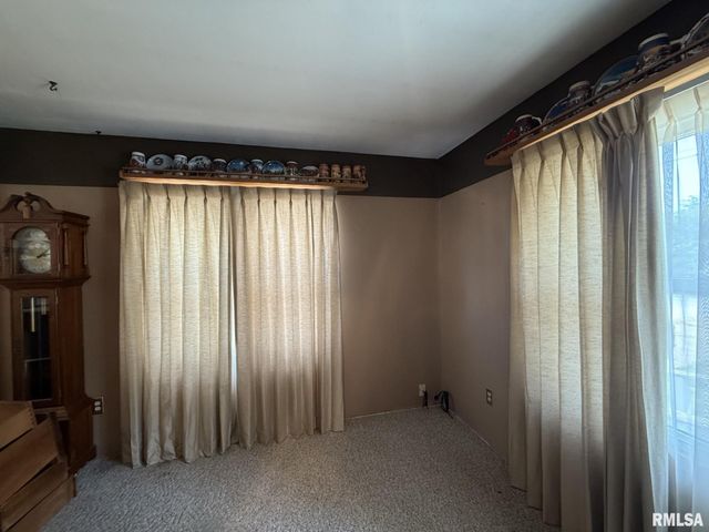 390 S JEFFERSON Street, Roseville, IL 61473