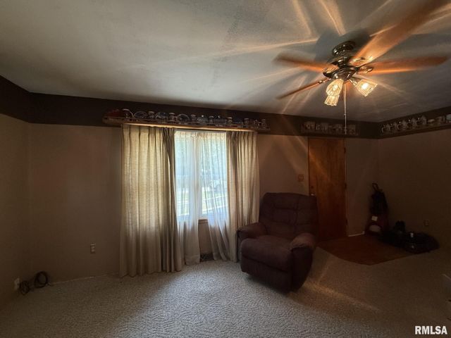 390 S JEFFERSON Street, Roseville, IL 61473