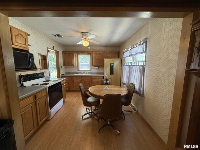 390 S JEFFERSON Street, Roseville, IL 61473