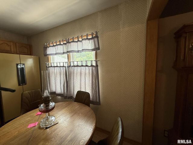 390 S JEFFERSON Street, Roseville, IL 61473