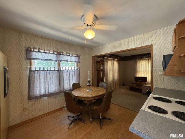 390 S JEFFERSON Street, Roseville, IL 61473