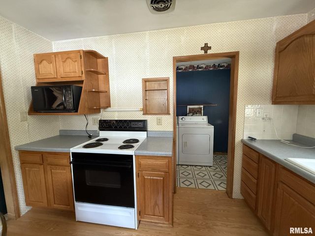 390 S JEFFERSON Street, Roseville, IL 61473