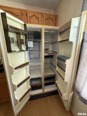 390 S JEFFERSON Street, Roseville, IL 61473