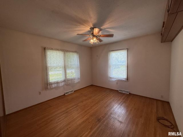 390 S JEFFERSON Street, Roseville, IL 61473