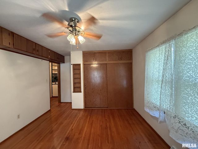 390 S JEFFERSON Street, Roseville, IL 61473