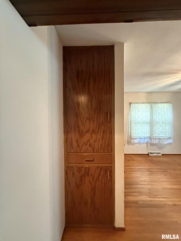 390 S JEFFERSON Street, Roseville, IL 61473