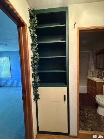 390 S JEFFERSON Street, Roseville, IL 61473