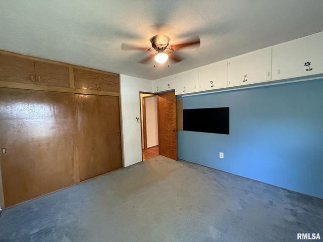 390 S JEFFERSON Street, Roseville, IL 61473