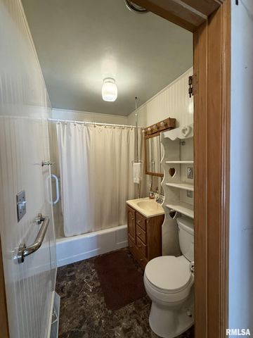 390 S JEFFERSON Street, Roseville, IL 61473