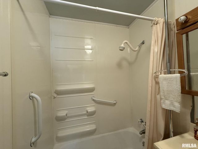 390 S JEFFERSON Street, Roseville, IL 61473