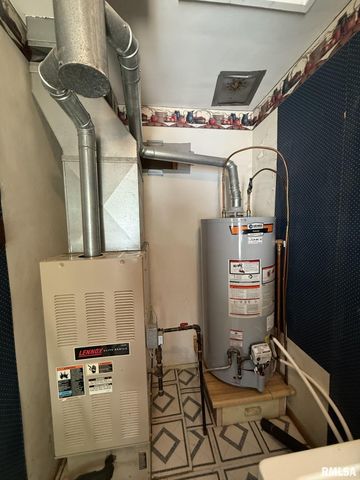 390 S JEFFERSON Street, Roseville, IL 61473