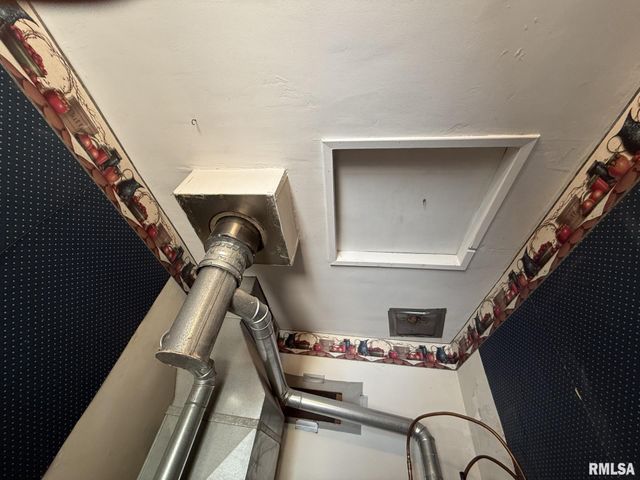 390 S JEFFERSON Street, Roseville, IL 61473