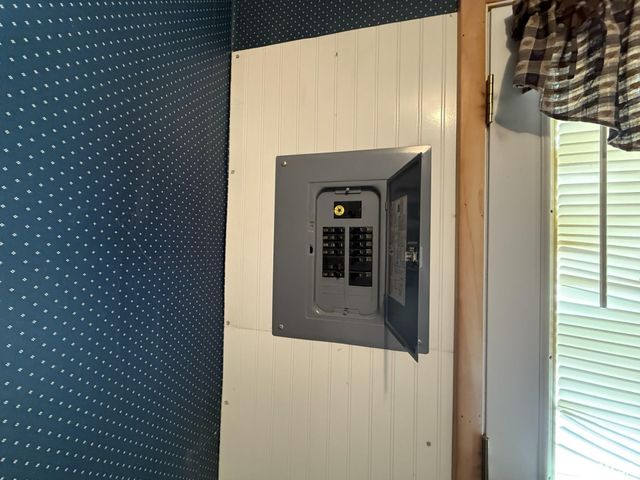 390 S JEFFERSON Street, Roseville, IL 61473