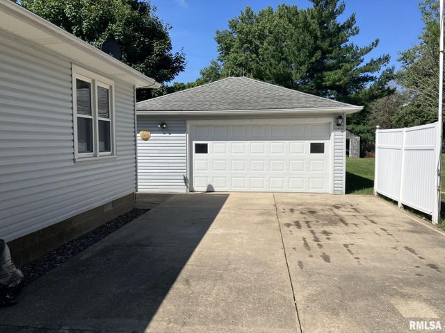 390 S JEFFERSON Street, Roseville, IL 61473