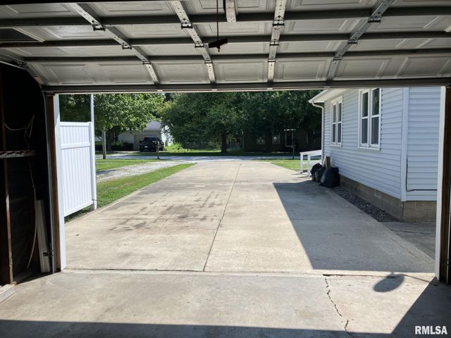 390 S JEFFERSON Street, Roseville, IL 61473