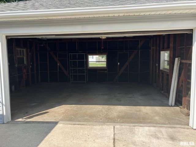 390 S JEFFERSON Street, Roseville, IL 61473