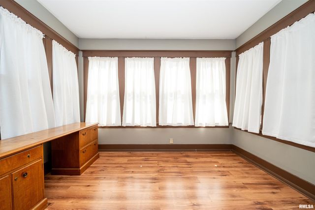 927 W LOUCKS Avenue, Peoria, IL 61604