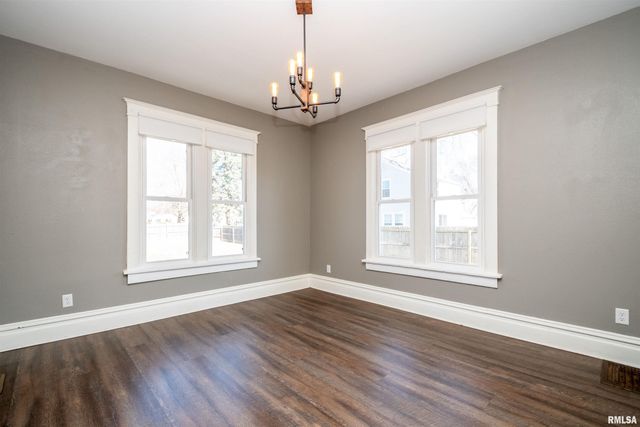 927 W LOUCKS Avenue, Peoria, IL 61604