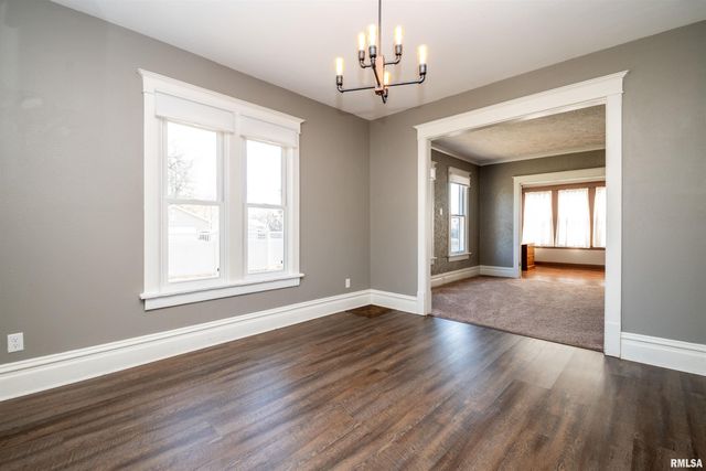 927 W LOUCKS Avenue, Peoria, IL 61604