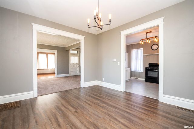 927 W LOUCKS Avenue, Peoria, IL 61604