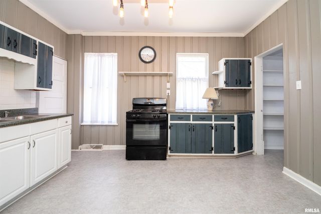 927 W LOUCKS Avenue, Peoria, IL 61604