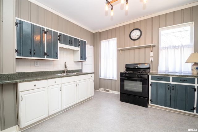 927 W LOUCKS Avenue, Peoria, IL 61604