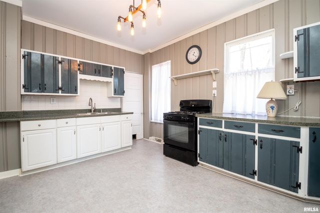 927 W LOUCKS Avenue, Peoria, IL 61604