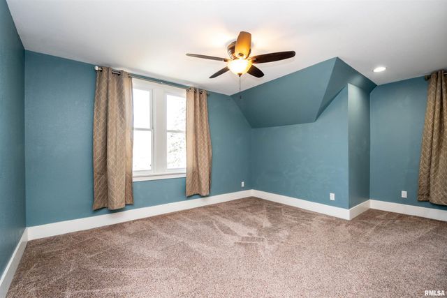 927 W LOUCKS Avenue, Peoria, IL 61604