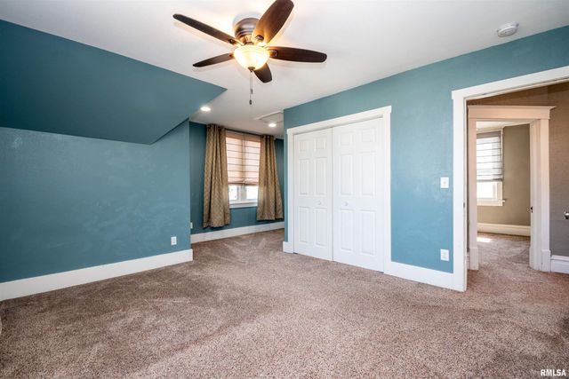 927 W LOUCKS Avenue, Peoria, IL 61604