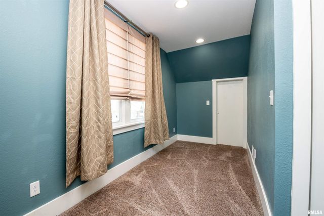 927 W LOUCKS Avenue, Peoria, IL 61604