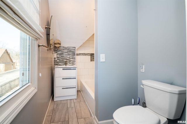 927 W LOUCKS Avenue, Peoria, IL 61604