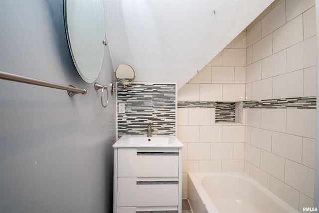 927 W LOUCKS Avenue, Peoria, IL 61604