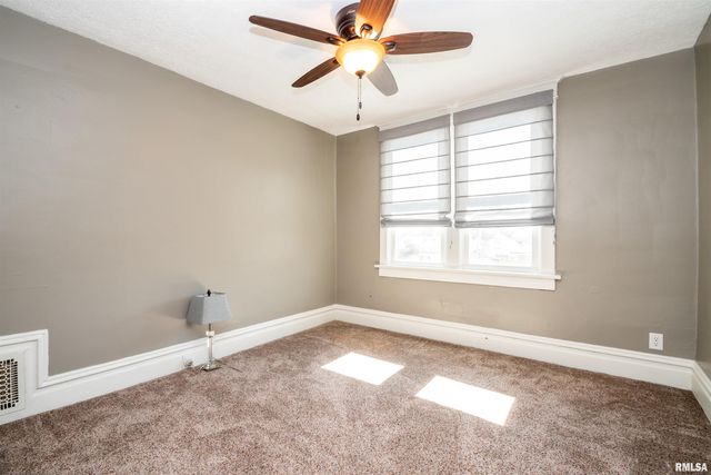 927 W LOUCKS Avenue, Peoria, IL 61604