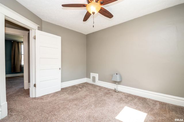 927 W LOUCKS Avenue, Peoria, IL 61604