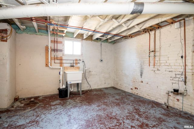 927 W LOUCKS Avenue, Peoria, IL 61604