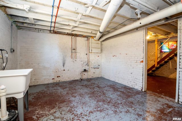 927 W LOUCKS Avenue, Peoria, IL 61604